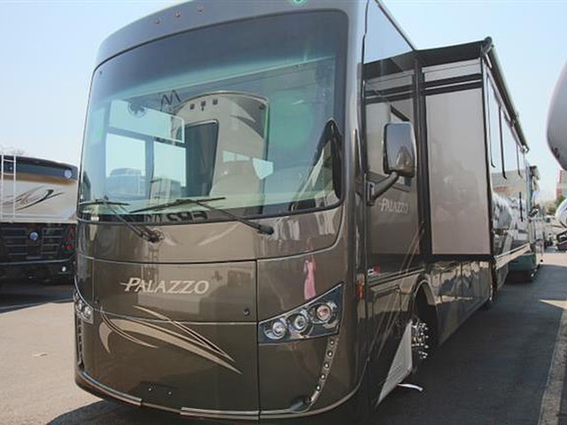 2016 Thor Motor Coach Palazzo Photo