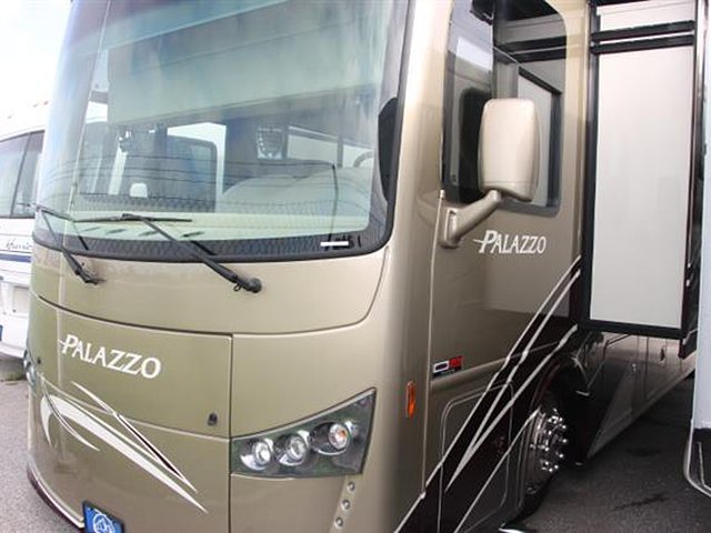 2016 Thor Motor Coach Palazzo Photo