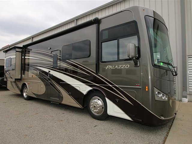 2016 Thor Motor Coach Palazzo Photo