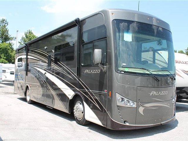 2016 Thor Motor Coach Palazzo Photo