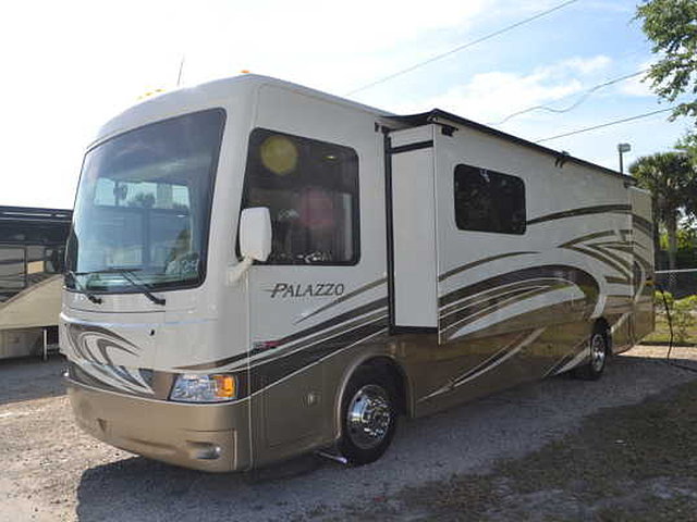 2014 Thor Motor Coach Palazzo Photo