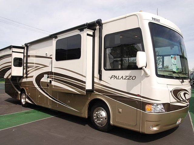 2015 Thor Motor Coach Palazzo Photo