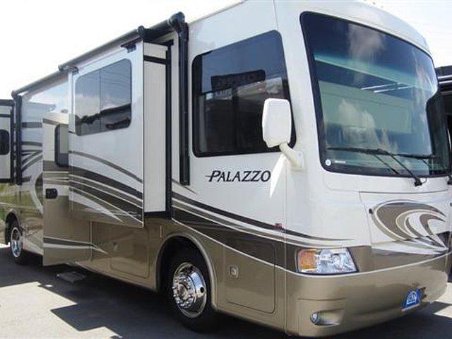 2015 Thor Motor Coach Palazzo Photo