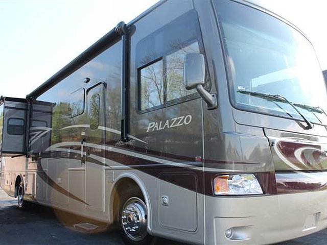 2015 Thor Motor Coach Palazzo Photo