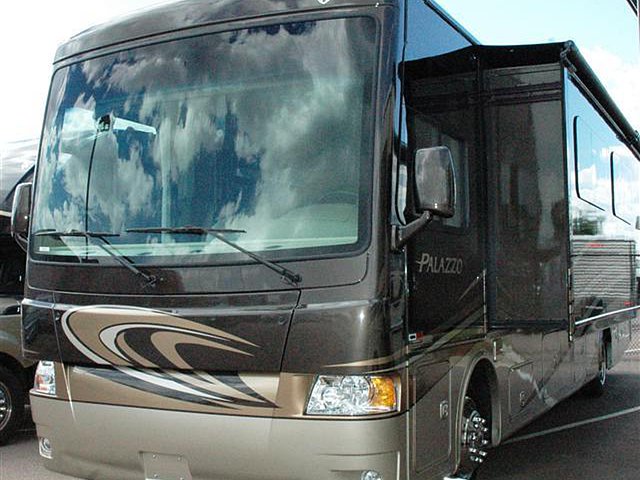 2015 Thor Motor Coach Palazzo Photo