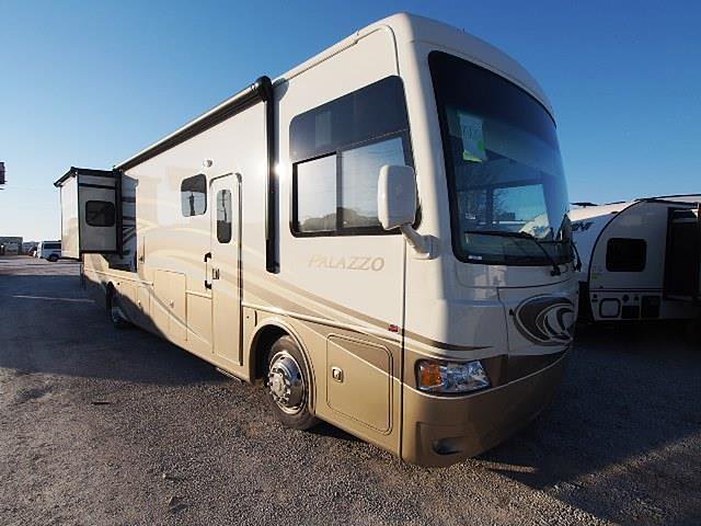 2015 Thor Motor Coach Palazzo Photo
