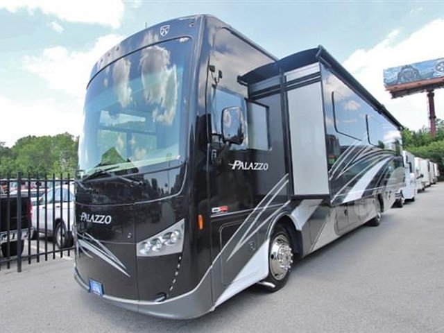 2016 Thor Motor Coach Palazzo Photo