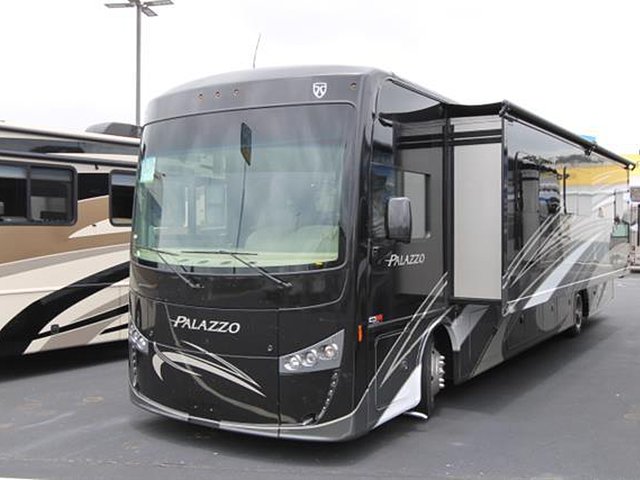 2016 Thor Motor Coach Palazzo Photo