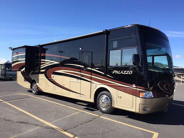 2015 Thor Motor Coach Palazzo Photo