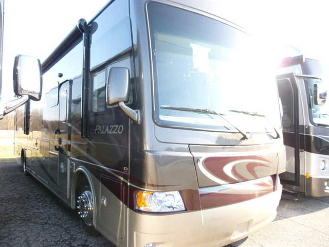 2015 Thor Motor Coach Palazzo Photo
