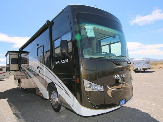 16 Thor Motor Coach Palazzo