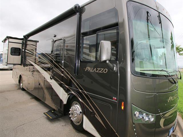 16 Thor Motor Coach Palazzo