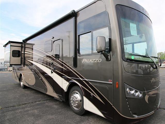 2016 Thor Motor Coach Palazzo Photo