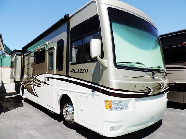 2013 Thor Motor Coach Palazzo Photo