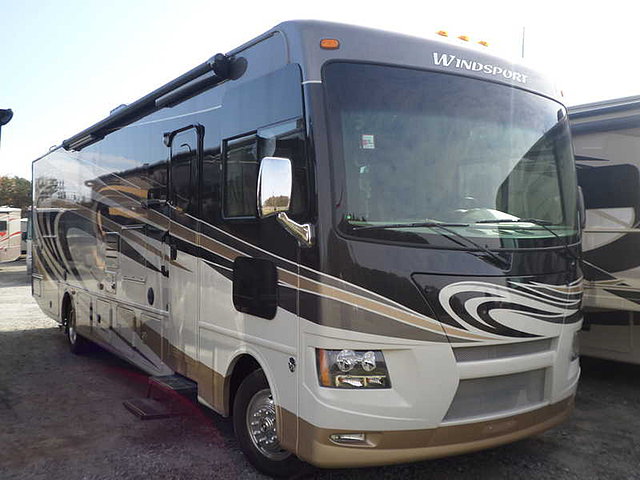 2015 Thor Motor Coach Windsport Photo
