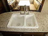 2015 Venture RV SportTrek Photo #32