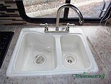2015 Venture RV SportTrek Photo #10