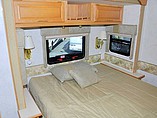2005 Winnebago Adventurer Photo #24