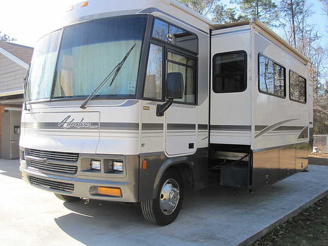 2000 Winnebago Adventurer Photo