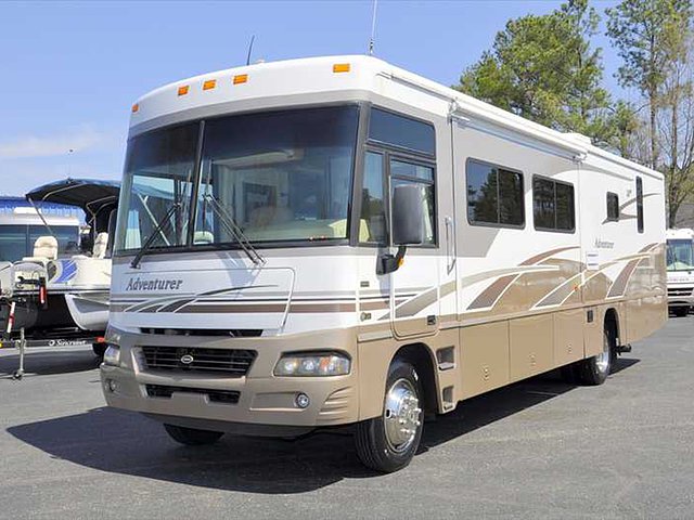 05 Winnebago Adventurer