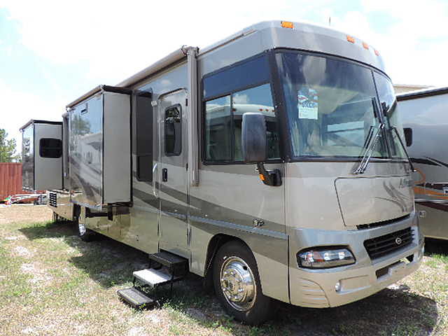 2005 Winnebago Adventurer Photo