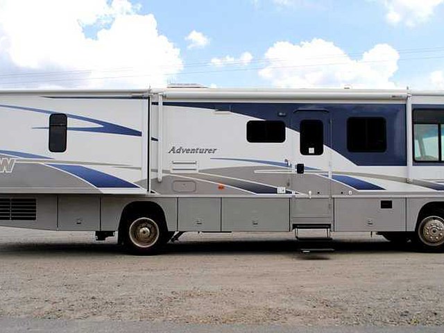 2005 Winnebago Adventurer Photo