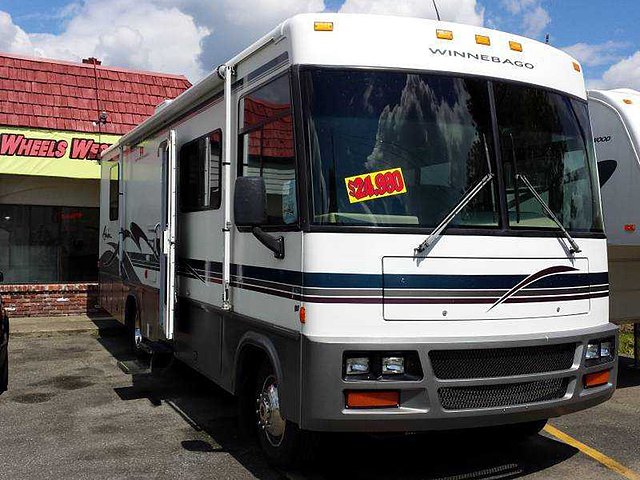 1999 Winnebago Adventurer Photo