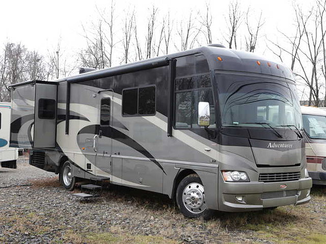 2009 Winnebago Adventurer Photo