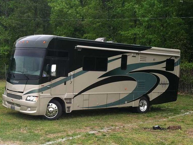 2009 Winnebago Adventurer Photo