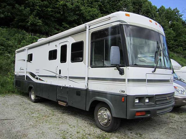 2002 Winnebago Adventurer Photo