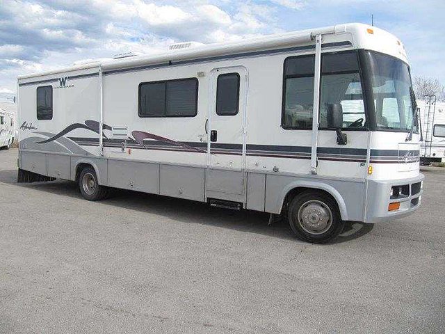 1999 Winnebago Adventurer Photo