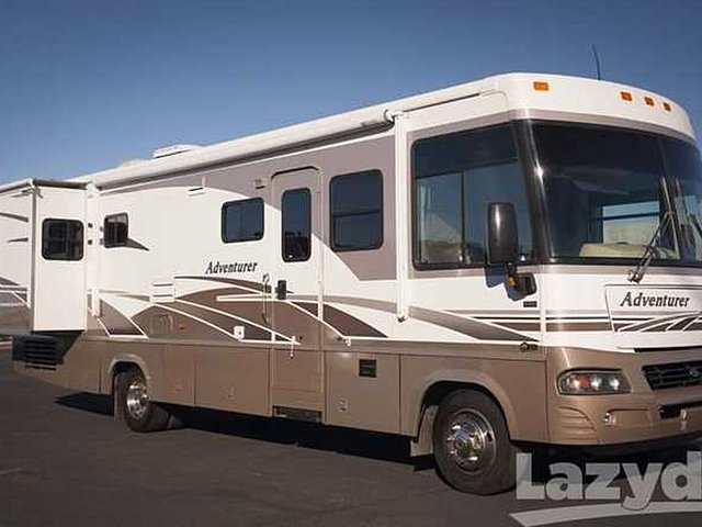 2005 Winnebago Adventurer Photo