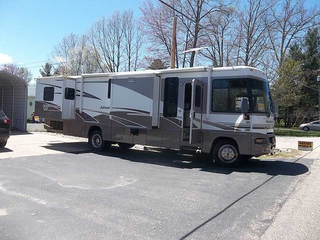 2005 Winnebago Adventurer Photo