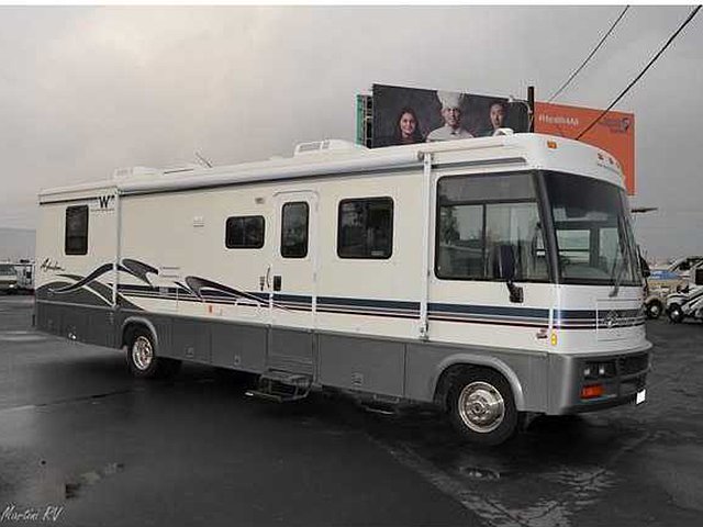 1999 Winnebago Adventurer Photo