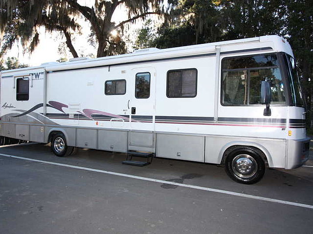 1999 Winnebago Adventurer Photo