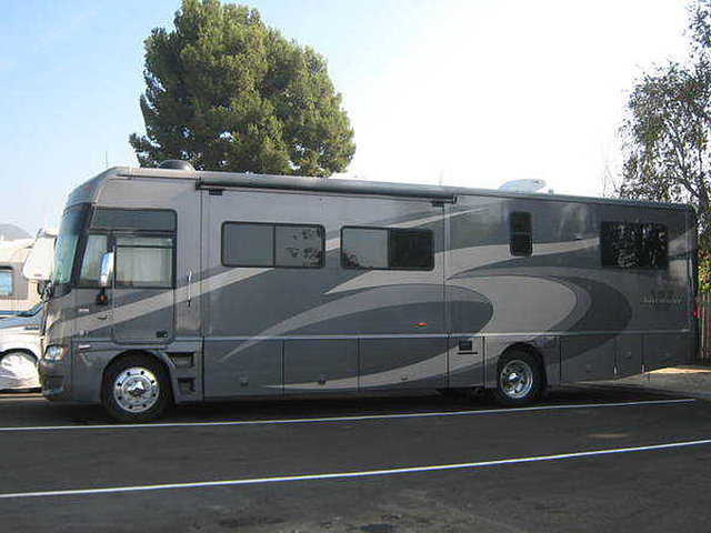 2008 Winnebago Adventurer Photo