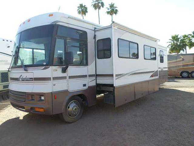 2000 Winnebago Adventurer Photo