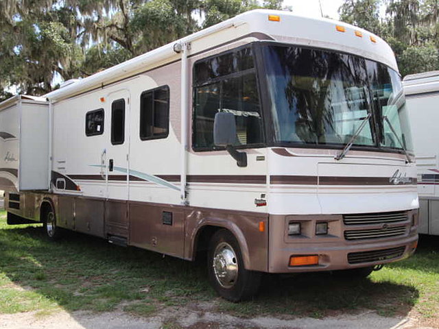 2000 Winnebago Adventurer Photo