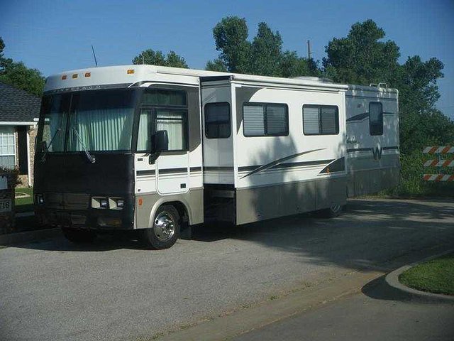 2001 Winnebago Adventurer Photo
