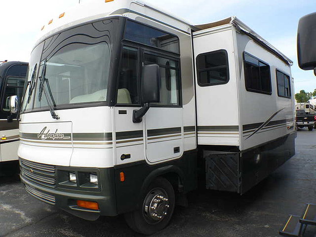 2002 Winnebago Adventurer Photo