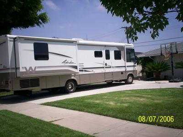 2002 Winnebago Adventurer Photo