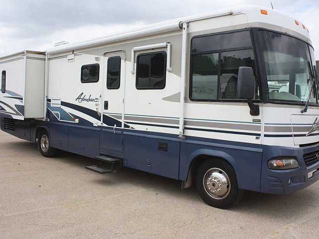 2003 Winnebago Adventurer Photo