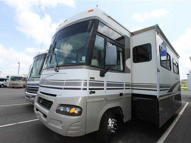 2003 Winnebago Adventurer Photo