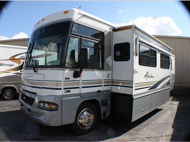 2004 Winnebago Adventurer Photo