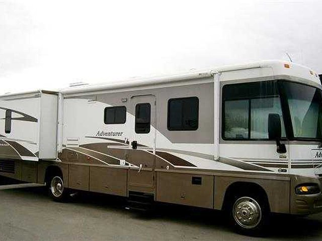 2005 Winnebago Adventurer Photo