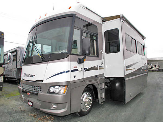 2006 Winnebago Adventurer Photo