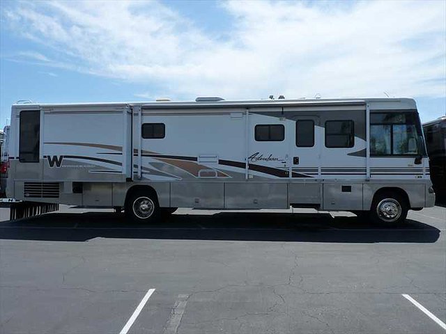 2004 Winnebago Adventurer Photo