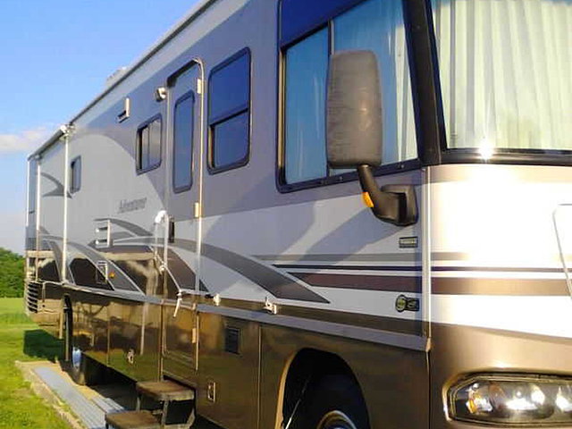 2005 Winnebago Adventurer Photo