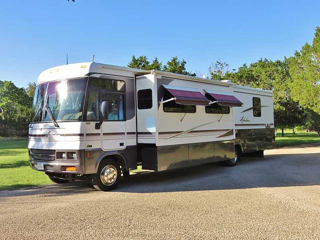 2002 Winnebago Adventurer Photo