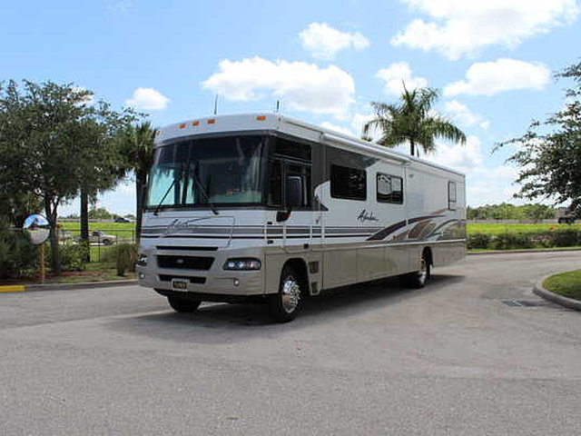 2004 Winnebago Adventurer Photo